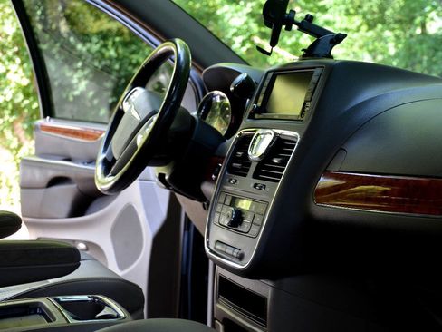 Used 2015 Chrysler Town & Country Touring-L w/ Driver Convenience Group FWD image 15