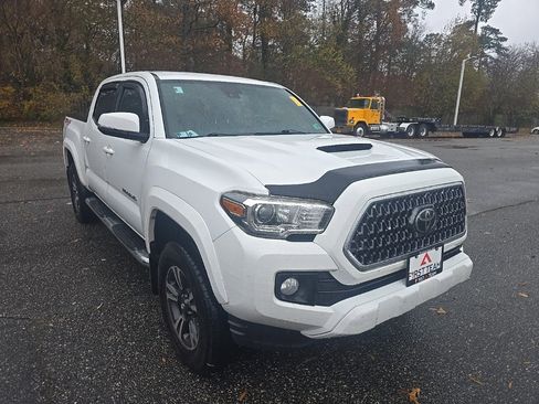 Used 2019 Toyota Tacoma TRD Sport image 3