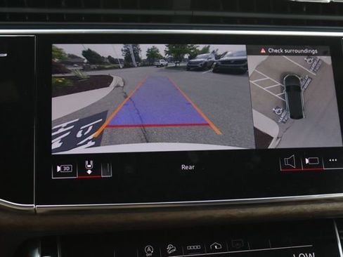 Used 2024 Audi Q8 Premium image 28