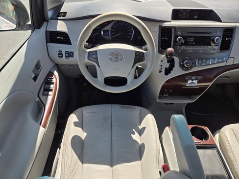 Used 2012 Toyota Sienna XLE image 10