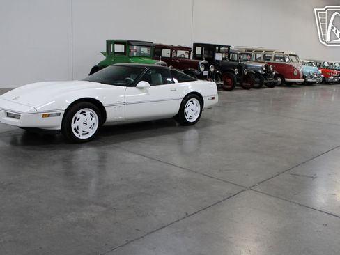 Used 1988 Chevrolet Corvette Coupe image 4