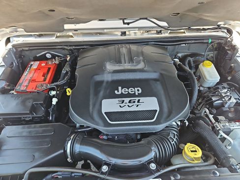 Used 2012 Jeep Wrangler Sahara w/ Connectivity Group AWD/4WD image 33