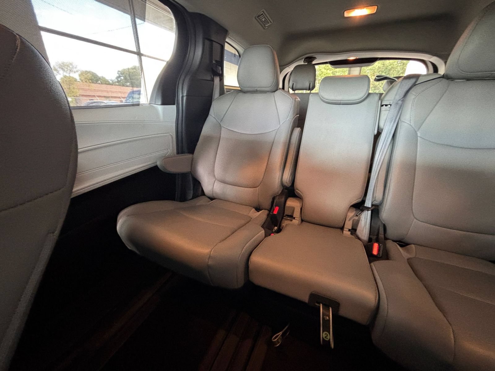 Used 2025 Toyota Sienna XLE FWD image 41