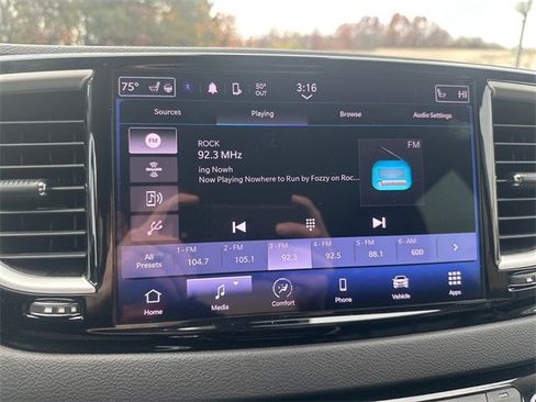 Used 2024 Chrysler Pacifica Touring-L image 16