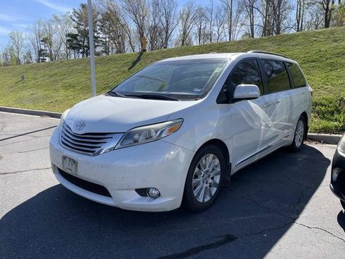 Used 2016 Toyota Sienna Limited image 1