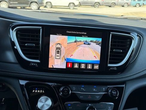 New 2026 Chrysler Pacifica Select FWD image 18