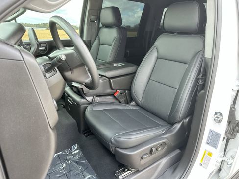 Used 2024 Chevrolet Silverado 2500 Custom w/ Custom Value Package image 11