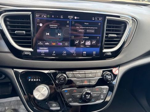 Used 2025 Chrysler Pacifica Select FWD image 27