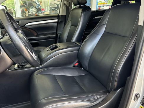 Used 2019 Toyota Highlander XLE image 11