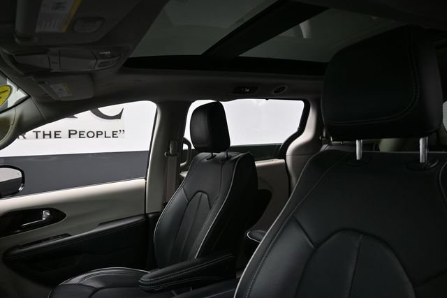 Used 2024 Chrysler Pacifica Limited AWD/4WD image 18