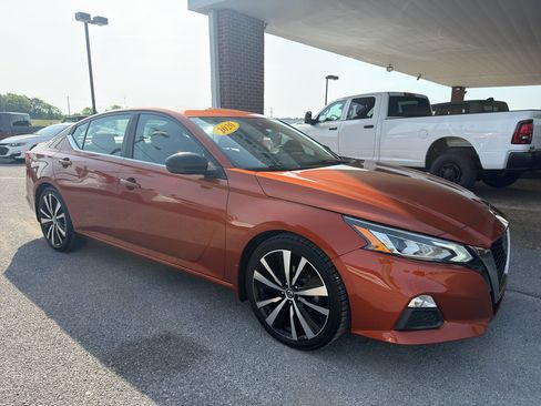 Used 2020 Nissan Altima 2.5 SR w/ Premium Package FWD image 3