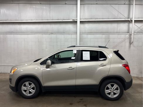 Used 2016 Chevrolet Trax LT w/ LT Sun and Sound Package image 5