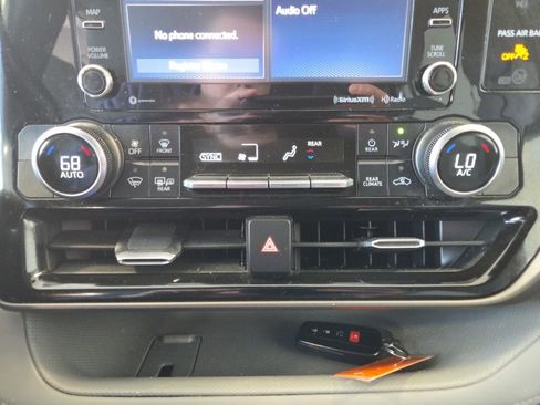 Used 2022 Toyota Highlander LE image 26