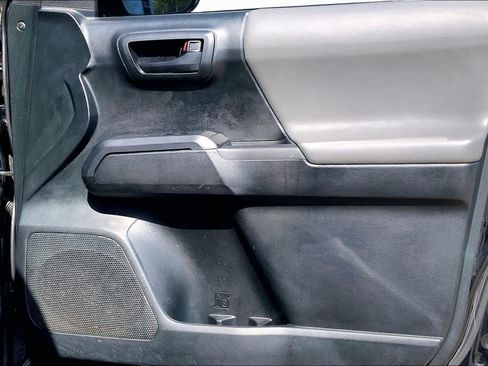 Used 2017 Toyota Tacoma SR RWD image 21