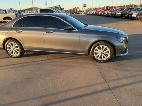 Used 2018 Mercedes-Benz E 300 4MATIC image 2