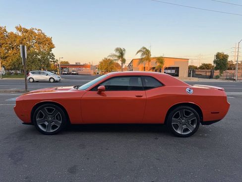 Used 2012 Dodge Challenger R/T image 2
