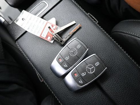 Used 2022 Mercedes-Benz EQB 350 4MATIC image 23