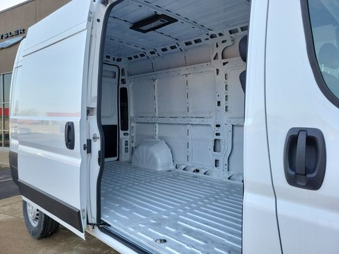 Used 2025 RAM ProMaster 2500 w/ Convenience Group image 17
