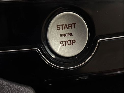 Used 2018 Jaguar F-PACE Premium image 39