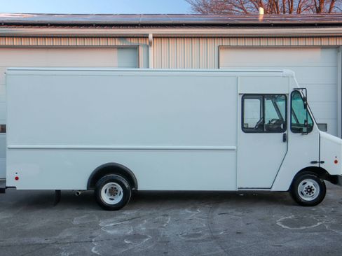 Used 2016 Ford E-350 and Econoline 350 Super Duty w/ A/C Prep Package image 2