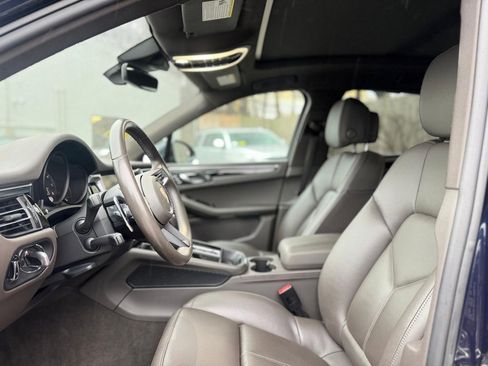 Used 2022 Porsche Macan w/ Premium Package Plus image 18