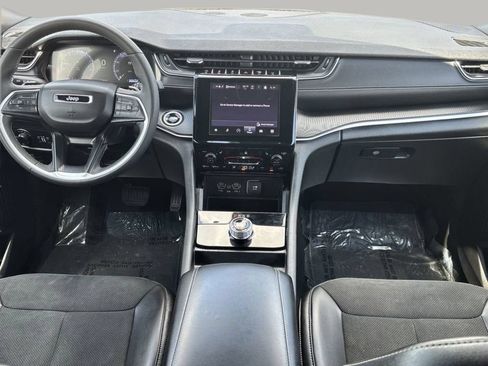 Used 2025 Jeep Grand Cherokee Altitude AWD/4WD image 11