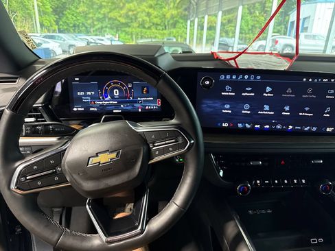 Used 2025 Chevrolet Suburban High Country AWD/4WD image 12