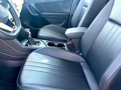 Used 2024 Volkswagen Tiguan SE w/ Panoramic Sunroof Package image 13