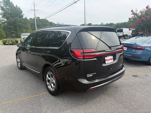 Used 2023 Chrysler Pacifica Limited FWD image 17