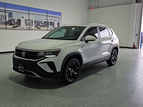 Certified 2023 Volkswagen Taos SE w/ Panoramic Sunroof Package FWD image 4