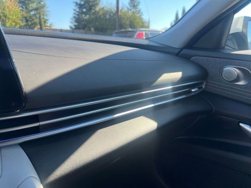 Used 2025 Hyundai Elantra Limited image 36