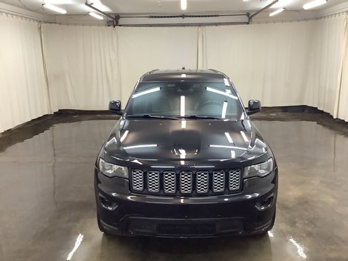 Used 2021 Jeep Grand Cherokee Laredo X AWD/4WD image 3