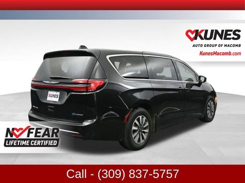 Used 2024 Chrysler Pacifica Limited FWD image 2