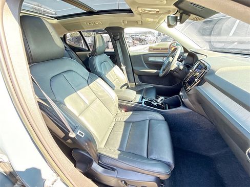 Used 2023 Volvo XC40 B4 Plus image 33