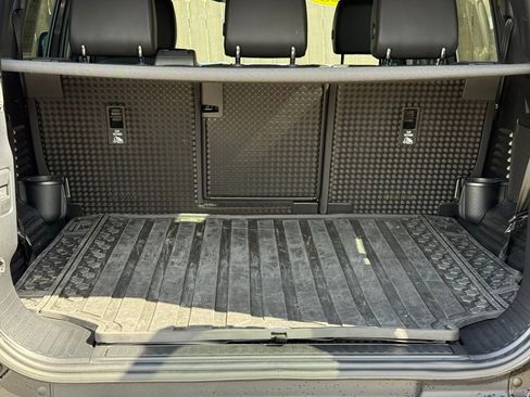 Used 2023 Land Rover Defender 110 X-Dynamic SE image 37