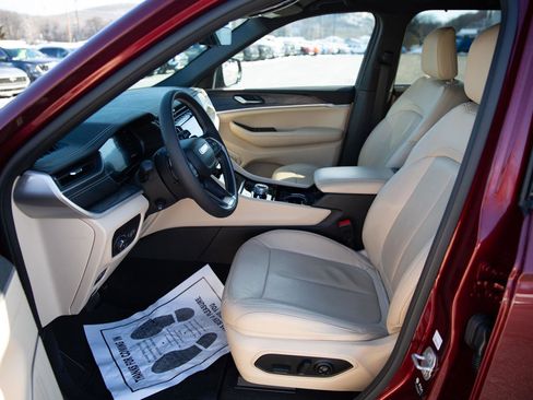 Used 2023 Jeep Grand Cherokee Limited w/ Luxury Tech Group II image 3