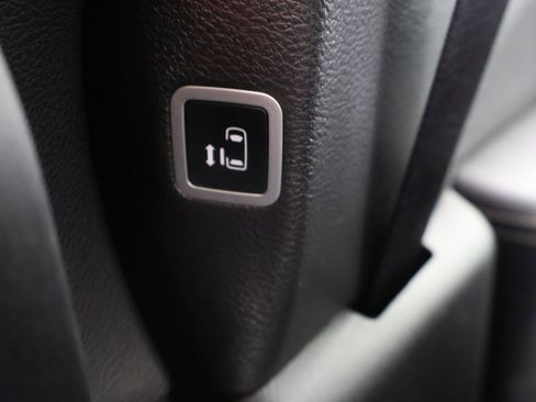 Used 2025 Chrysler Pacifica Select image 28