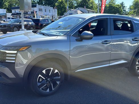 Certified 2025 Nissan Kicks SV AWD/4WD image 3