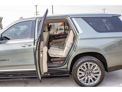 Used 2024 GMC Yukon Denali w/ Advanced Technology Package AWD/4WD image 17