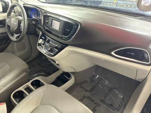 Used 2017 Chrysler Pacifica LX FWD image 26