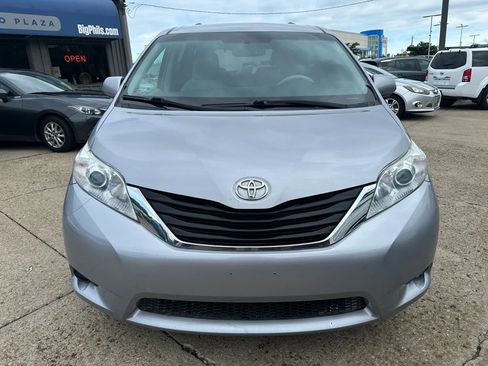 Used 2011 Toyota Sienna LE FWD image 2