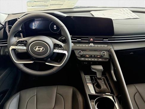 New 2025 Hyundai Elantra Limited image 25