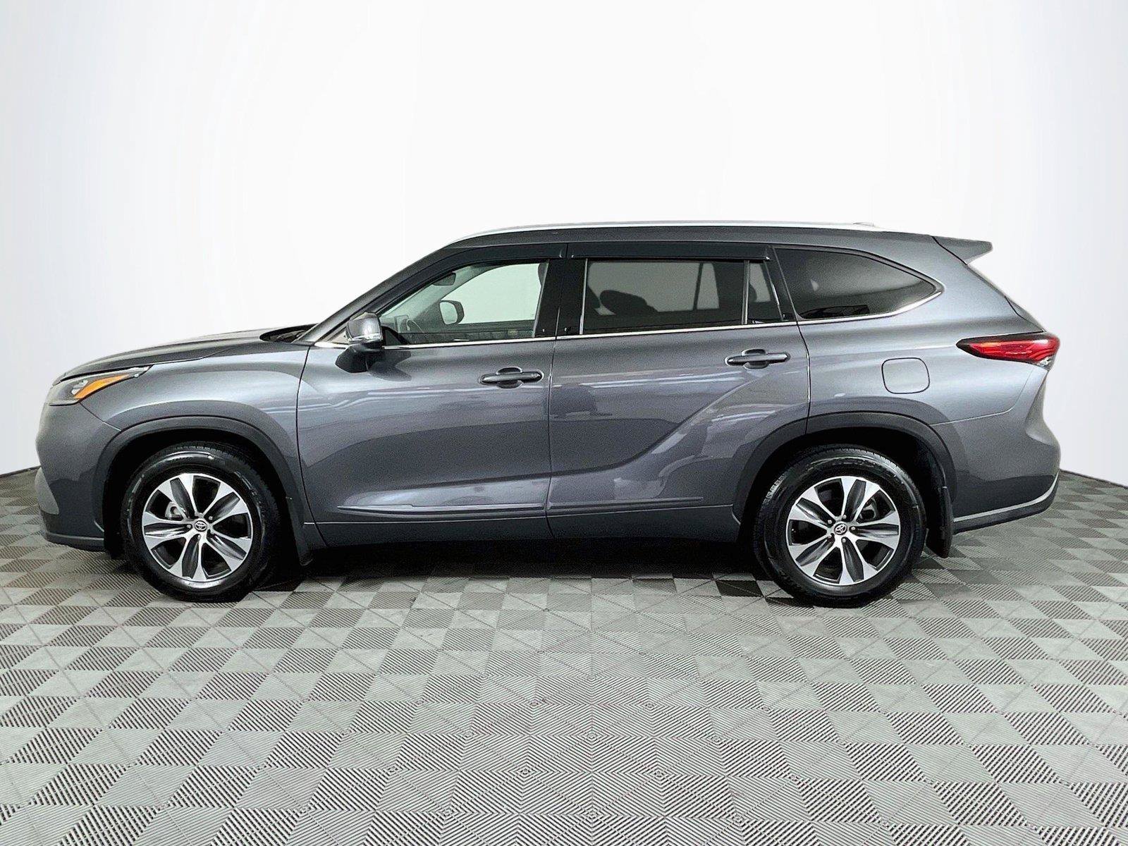Used 2020 Toyota Highlander XLE w/ Protection Package #3 AWD/4WD image 4