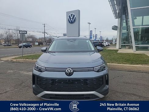 Certified 2025 Volkswagen Tiguan SE image 2