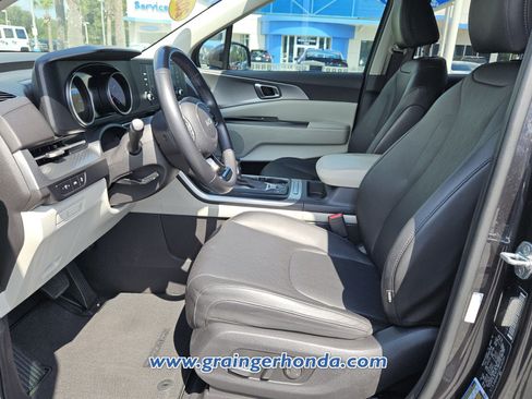 Used 2023 Kia Carnival LX FWD image 10