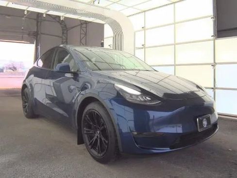 Used 2021 Tesla Model Y Long Range image 1