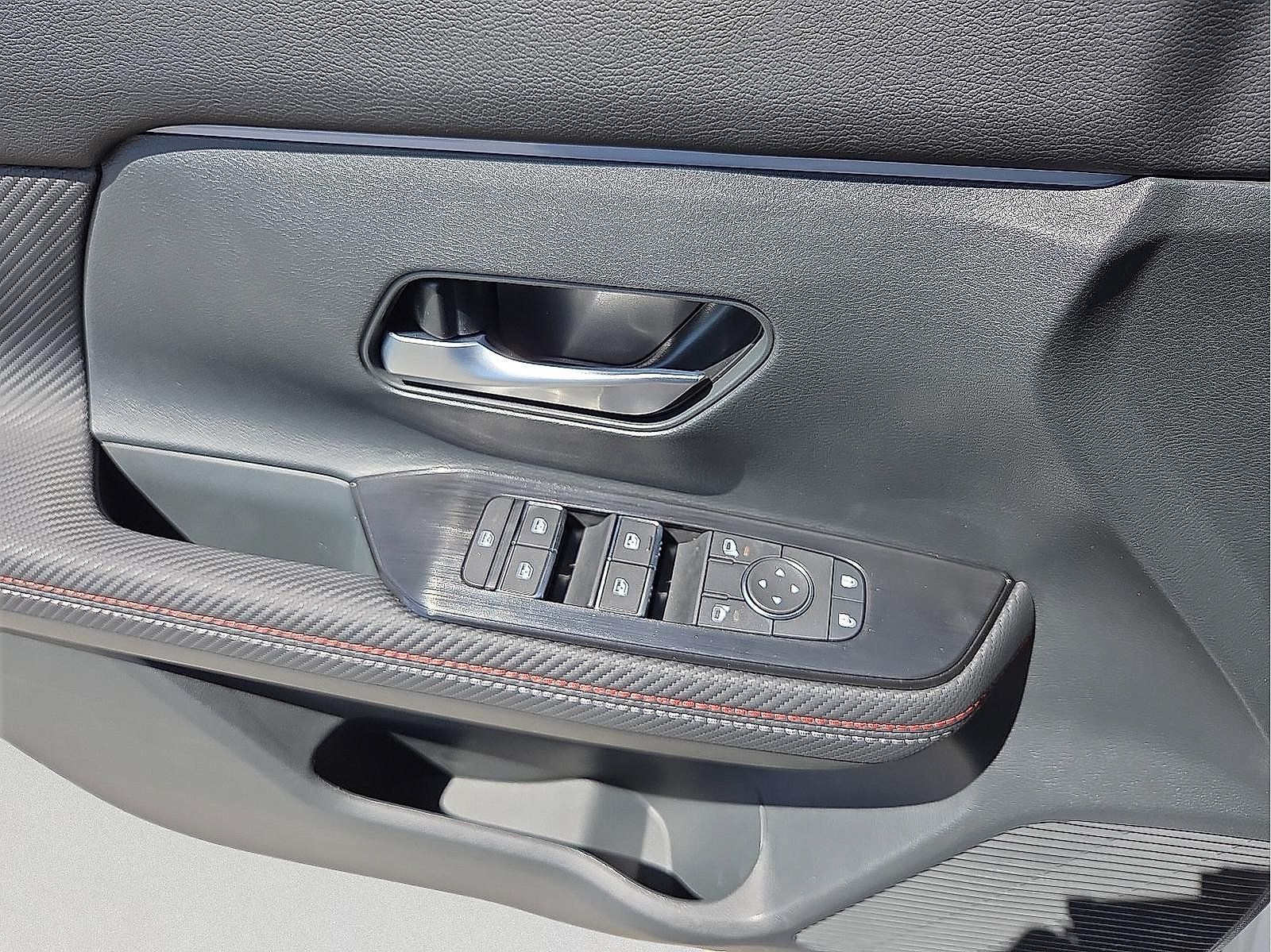 Used 2025 Nissan Kicks SR AWD/4WD image 40