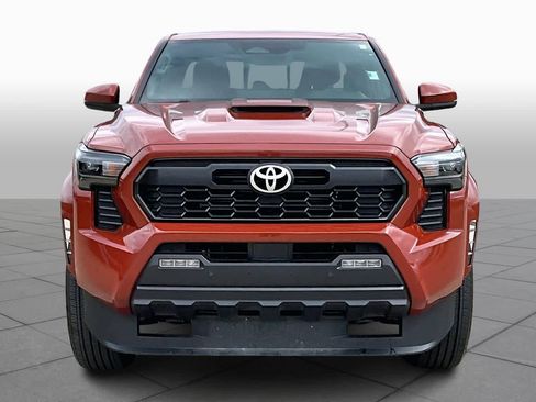 Used 2025 Toyota Tacoma TRD Sport w/ TRD Sport Upgrade Package AWD/4WD image 4