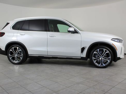 New 2026 BMW X5 xDrive50e w/ Executive Package image 8