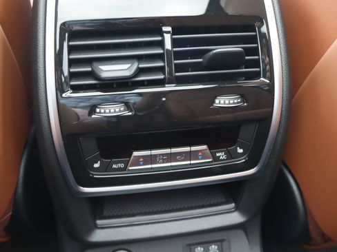 Used 2025 BMW X7 M60i AWD/4WD image 21